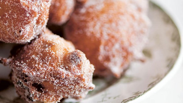 Venetian-style doughnuts (Fritoe de carnevae)