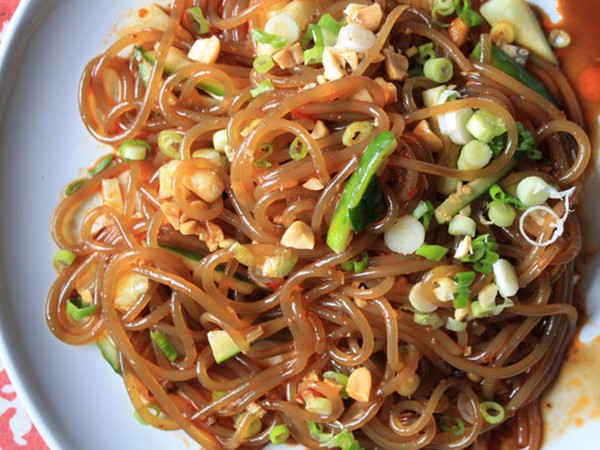 Vermicelli in chili oil, soy sauce, and vinegar