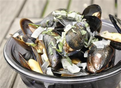 Vermouth mussels with tarragon oven fries