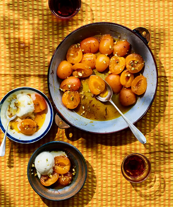 Vermut-roasted apricots with honey and saffron
