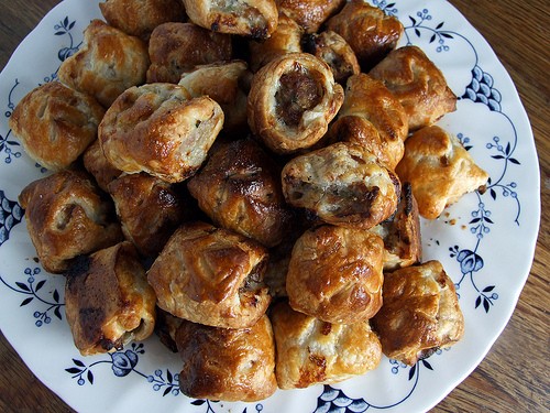 Very quick and very easy sausage rolls
