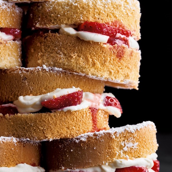 Victoria sponge with strawberries & white chocolate cream
