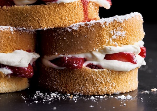 Victoria sponge with strawberries and white chocolate cream 