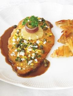 Viennese-style chicken scallops (Escalopes de volaille Viennoise)