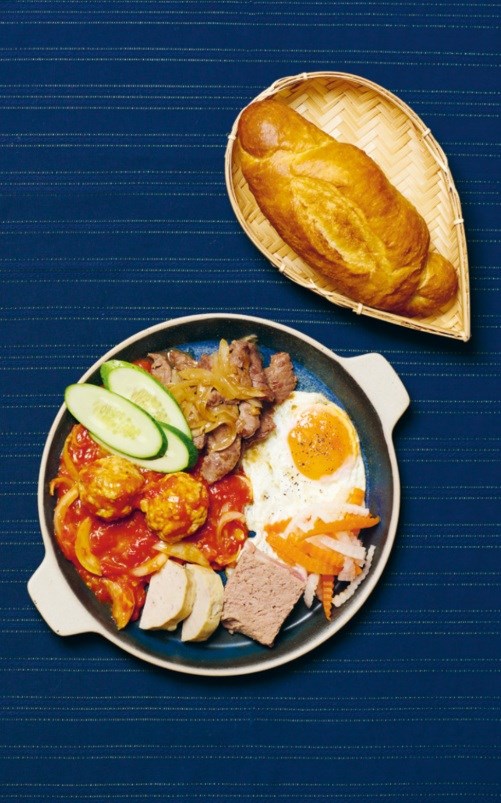 Vietnamese baguette with combo pan (Bánh mì chảo)