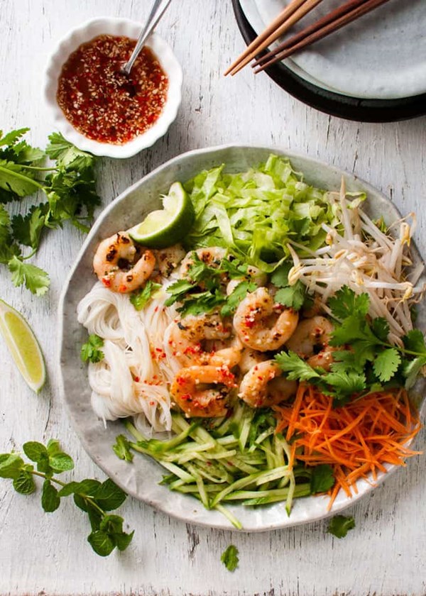 Vietnamese garlic shrimp (prawn) noodle salad