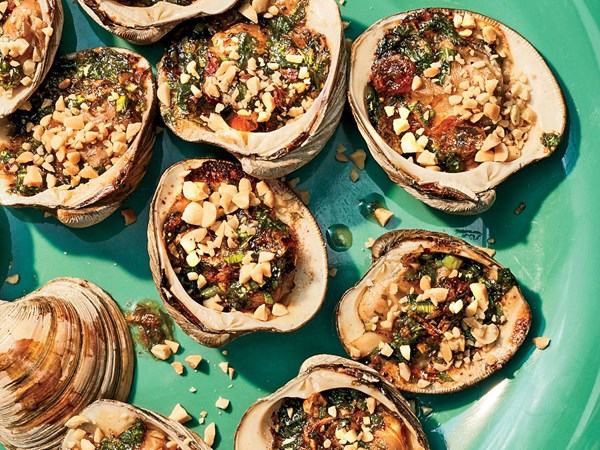 Vietnamese grilled clams with oyster sauce and peanuts