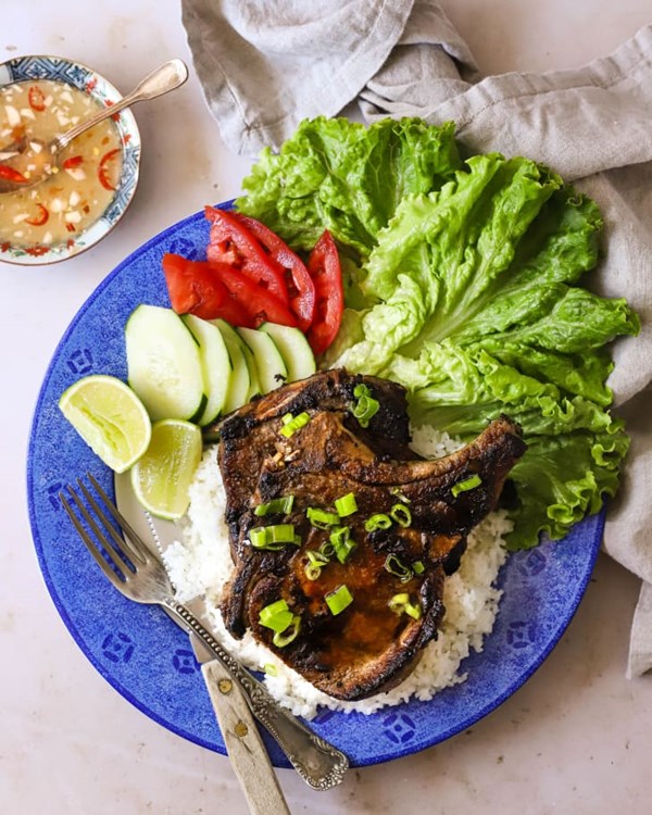 Vietnamese grilled lemongrass pork chops (Com sườn nướng) 