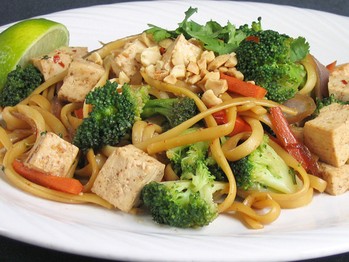 Vietnamese noodles with tempeh and peanuts