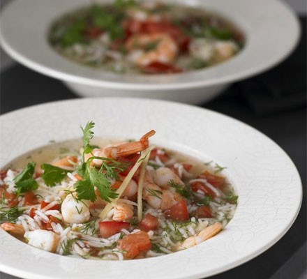 Vietnamese prawn, rice and dill soup