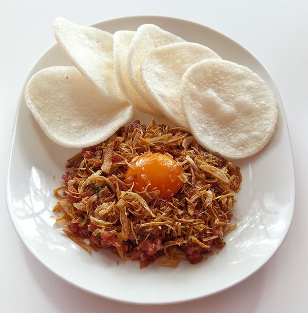 Vietnamese-style steak tartare with prawn crackers