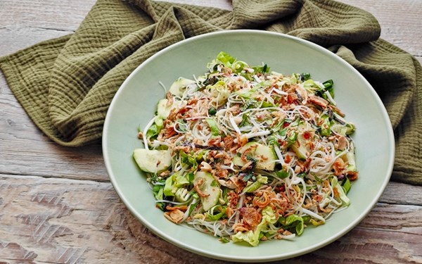 Vietnamese vermicelli salad (Bun với rau thơm)
