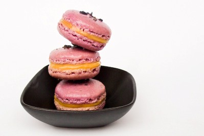 Violet macarons with lemon curd