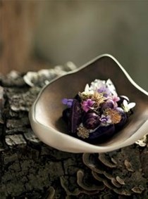 Violet potatoes with truffle cream and violets 