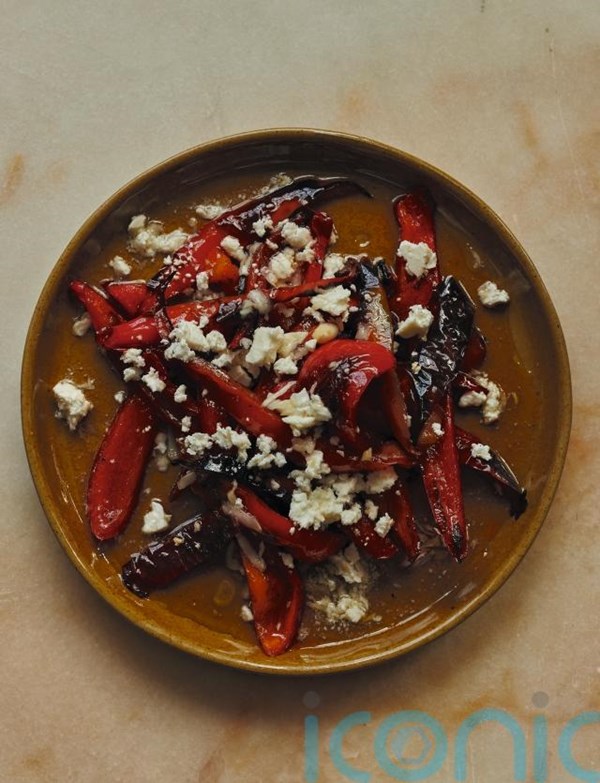 Vlach fried pepper salad (Salatǎ de ardei prǎįiți)