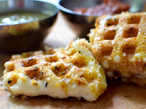 Waffle iron "fried" cheese (Queso frito)