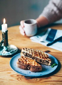Waffle toasties with creamed mushrooms