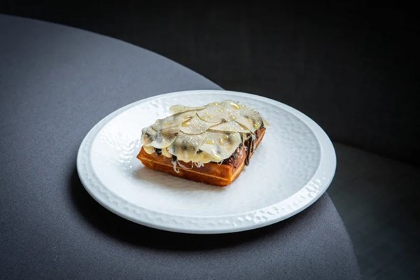 Waffle with mincemeat and cheese fondue