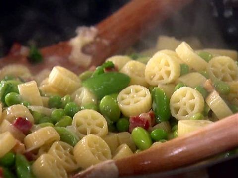 Wagon wheel pasta with pancetta and peas