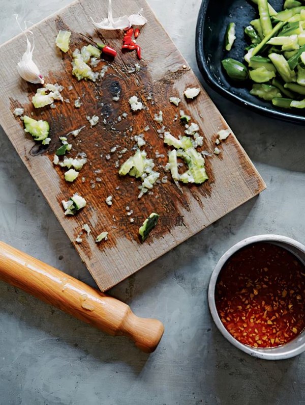 Wai Yee Hong's smacked cucumber salad (Suànni pai huánggu)