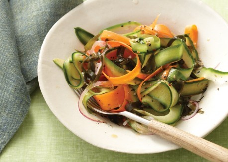 Wakame salad with cucumber and carrots