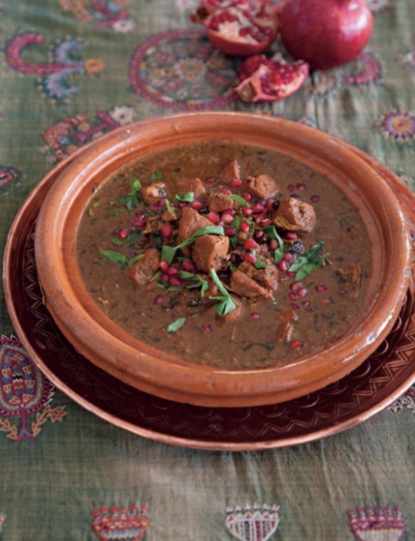 Walnut and pomegranate stew with chicken (Khoresh-e fesenjān)