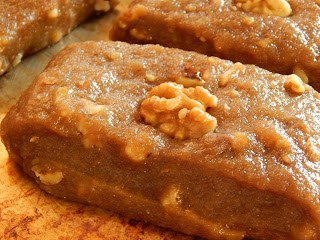 Walnut and rose year cakes (Hétáo méiguí niángāo / 核桃玫瑰年糕)