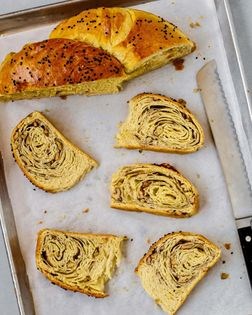 Walnut bread (Cevizli kömeç)