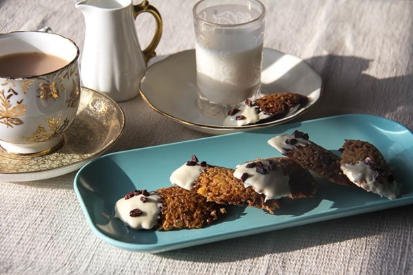 Walnut cookies with caramelised cacao nibs