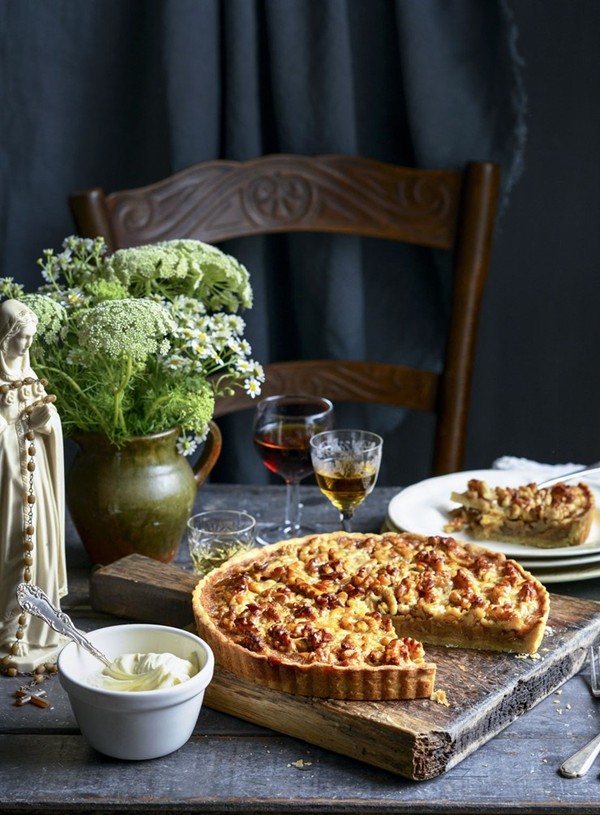 Walnut honey tart with mascarpone