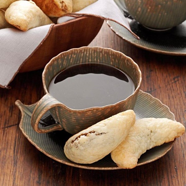 Walnut horn cookies (Kiffels)