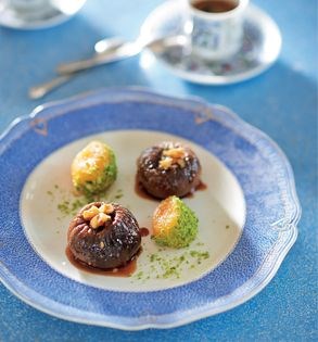 Walnut-stuffed figs and almond-stuffed apricots (Incir & kayisi domasi)