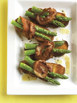 Warm asparagus toast with pancetta and vinaigrette