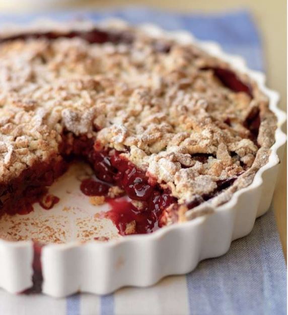 Warm cherry crumble pie 