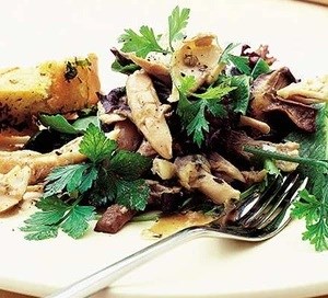 Warm chicken salad with garlic mushrooms