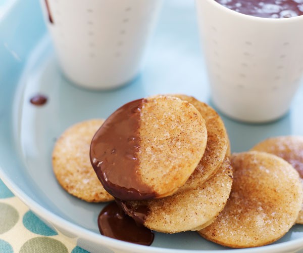 Warm cinnamon crisps with hot chocolate