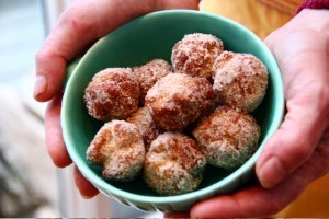 Warm cinnamon doughnut holes