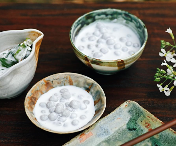 Warm coconut cream pudding with taro dumplings (Bua loy)
