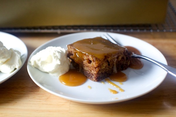 Warm date cake with toffee sauce [Sticky toffee pudding]
