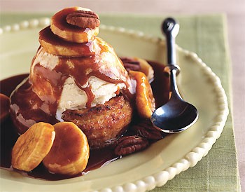 Warm doughnuts à la mode with bananas and spiced caramel sauce