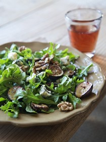 Warm fig and arugula salad