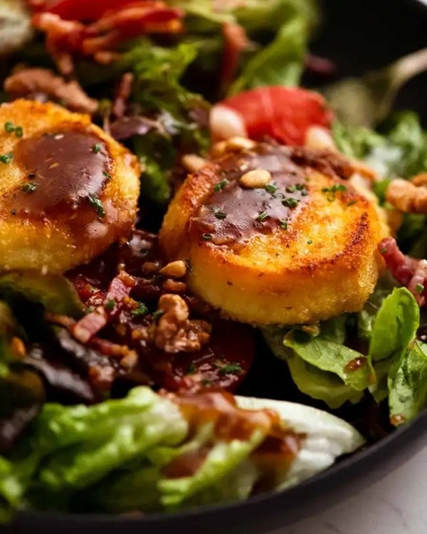 Warm French goat’s cheese salad (Salade de chêvre chaud)