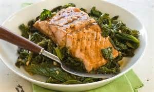 Warm garlic salmon on mixed greens