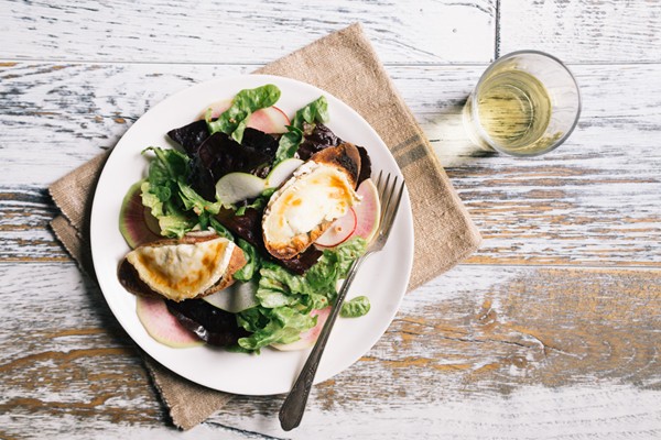 Warm goat cheese salad (Salade de chèvre chaud)