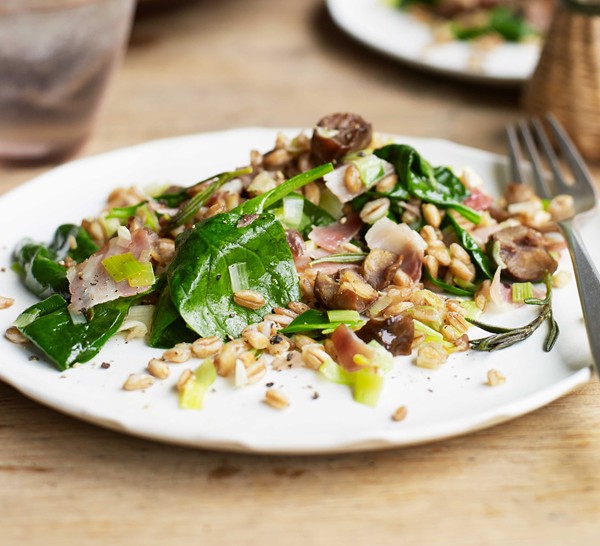 Warm grain salad with bacon, leeks & spinach 