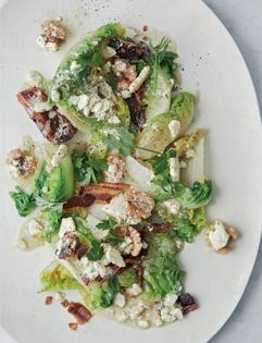Warm little gem salad with bacon, walnuts and Danish blue cheese dressing (Lun hovedsalat med bacon, valnødder og blåskimmelost)