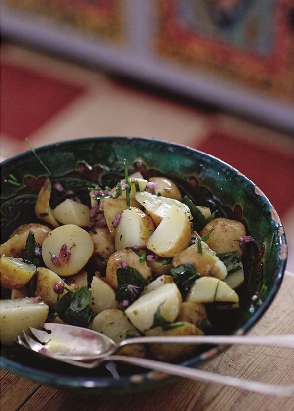 Warm new potato salad with mint leaves & chives [Elizabeth Luard]