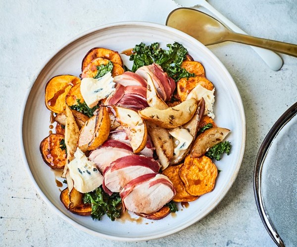 Warm pork fillet salad with seared pears & blue cheese