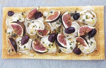 Warm puff pastry tart with goat's cheese, figs, olives and capers