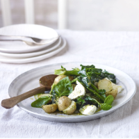 Warm salad of broccoli, new potatoes and mozzarella with pesto dressing